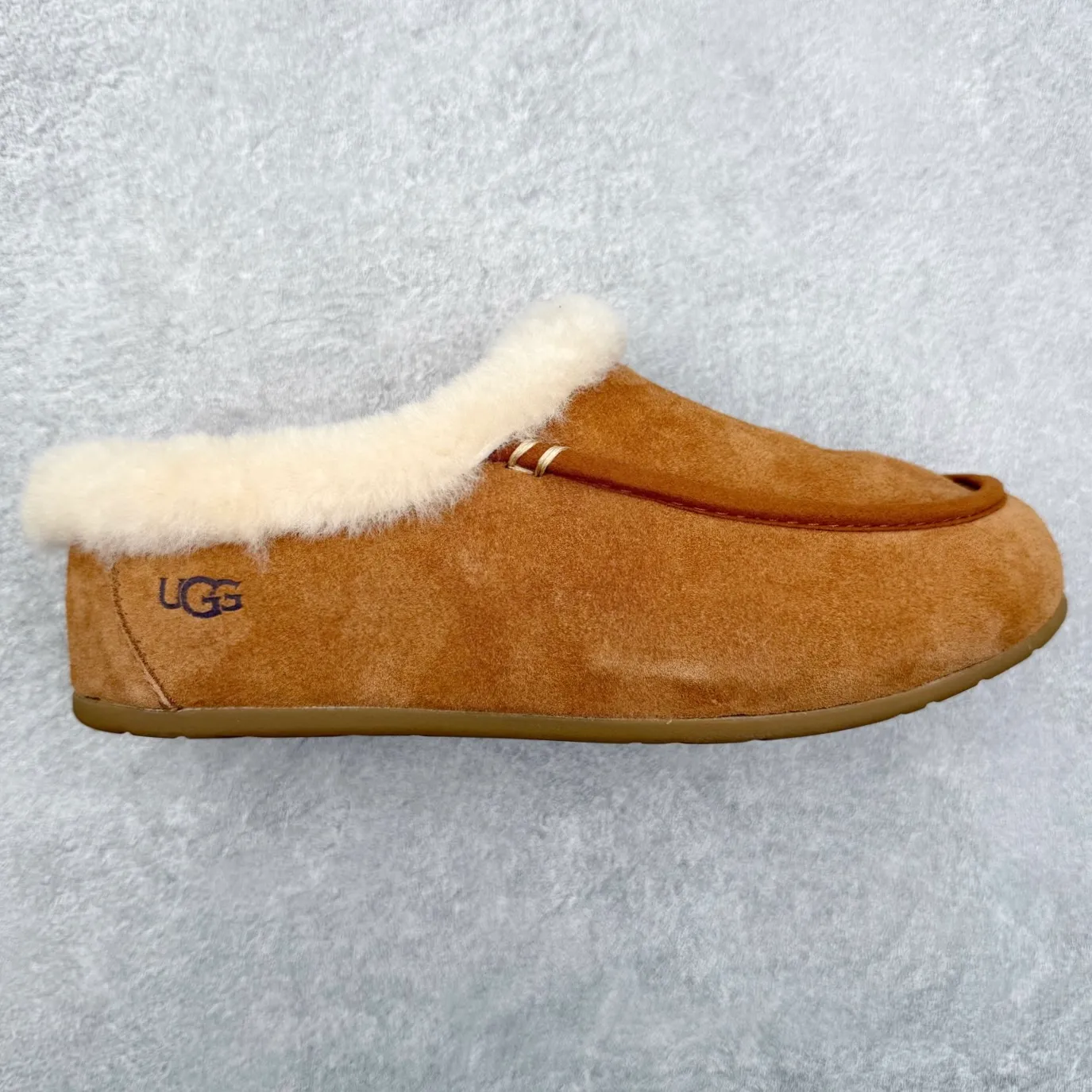 💰480 UGG 1391 Autumn and winter sheepskin and fur integrated snow boots. All shoes are made of ZP same factory. Longfeng A-grade Australian imported sheepskin and fur integrated brand OEM production line. Fully follow the ZP process. OEM original pattern maker. Adhering to the principle of no original shoes and no development selection. Pay attention to every detail. The most authentic TREADLITE "light wing" technology outsole on the market. Lightweight/durable/flexible/pile type [solemn after-sales commitment] If there are major quality problems such as degumming/broken bottom within one month, we will directly replace it with a new one for you! Size: 35 36 37 38 39 40